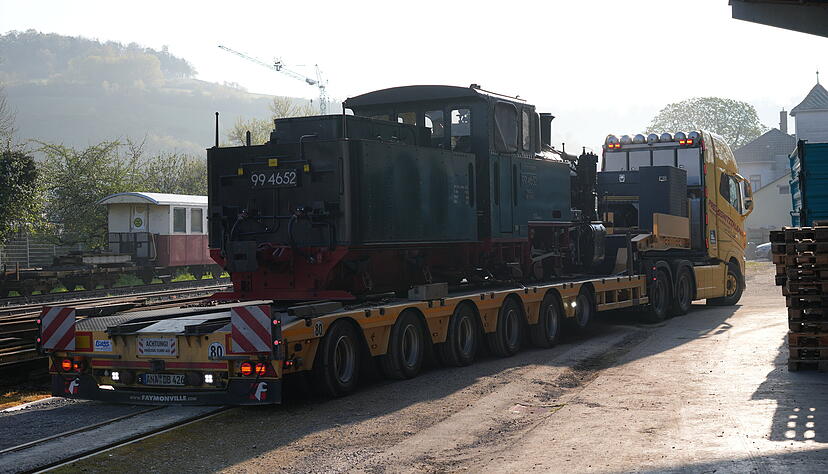 Auf einem Tieflader kam die Dampflok in D&ouml;rzbach am Bahnhof an.