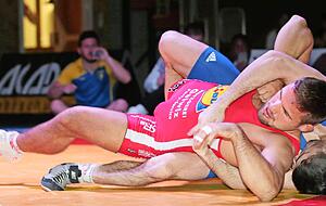 Erst die Unterschrift, dann der Handschlag: Pascal Eisele (links außen) mit Ringer-Chef Jens Petzold und im rechten Bild im roten Trikot, geht auch in der nächsten Saison für die Devils auf die Matte.
Fotos: Bertok/Veigel Erst die Unterschrift, dann der Handschlag: Pascal Eisele (links außen) mit Ringer-Chef Jens Petzold und im rechten Bild im roten Trikot, geht auch in der nächsten Saison für die Devils auf die Matte.
Fotos: Bertok/Veigel