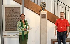 Tafel und Bronze-Büste im Geburtshaus von Sophie Scholl: Erste Station für Gedenkstättenleiterin Renate S. Deck und des früheren Bürgermeisters Uwe Gysin im Rathaus bei ihrem Spaziergang durch Forchtenberg.
Fotos: Renate Väisänen Tafel und Bronze-Büste im Geburtshaus von Sophie Scholl: Erste Station für Gedenkstättenleiterin Renate S. Deck und des früheren Bürgermeisters Uwe Gysin im Rathaus bei ihrem Spaziergang durch Forchtenberg.
Fotos: Renate Väisänen