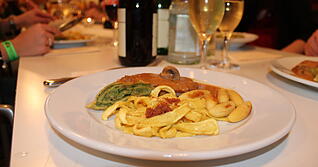 Die kulinarische Prägung Heilbronns ist schwäbisch. Das Heilbronner Leibgericht beinhaltet schließlich Maultaschen, Buabespitz und Spätzle. Den Wein hingegen mögen Franken wie Schwaben - mal in Häcken-, mal in Besenwirtschaften konsumiert. Foto: Tobias Wieland Die kulinarische Prägung Heilbronns ist schwäbisch. Das Heilbronner Leibgericht beinhaltet schließlich Maultaschen, Buabespitz und Spätzle. Den Wein hingegen mögen Franken wie Schwaben - mal in Häcken-, mal in Besenwirtschaften konsumiert. Foto: Tobias Wieland