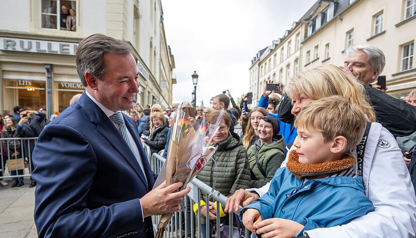 Prinz Guillaume, Erbgro&szlig;herzog von Luxemburg, bedankt sich nach seiner Ernennung zum &laquo;Lieutenant-Repr&eacute;sentant&raquo; vor dem Palast bei B&uuml;rgern.