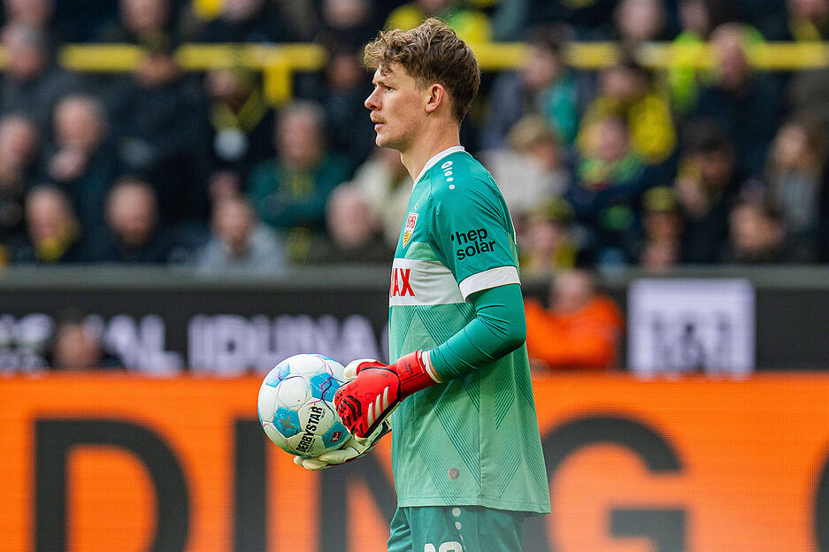 Alexander Nübel: Stark und stabil in Halbzeit eins, dann die Mega-Parade gegen Serhou Guirassy in der 69. Minute. Nübel machte eine starke Partie vor den Augen von Bundestrainer Julian Nagelsmann. War beim Gegentor machtlos. Note: 2