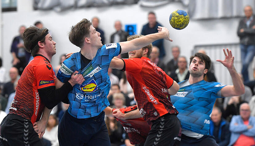 Ist oft nicht einmal von zwei Gegenspielern zu halten: Horkheims Louis Mönch (2.v.l.) ist einer der Topspieler der 3. Liga Süd. Ist oft nicht einmal von zwei Gegenspielern zu halten: Horkheims Louis Mönch (2.v.l.) ist einer der Topspieler der 3. Liga Süd.