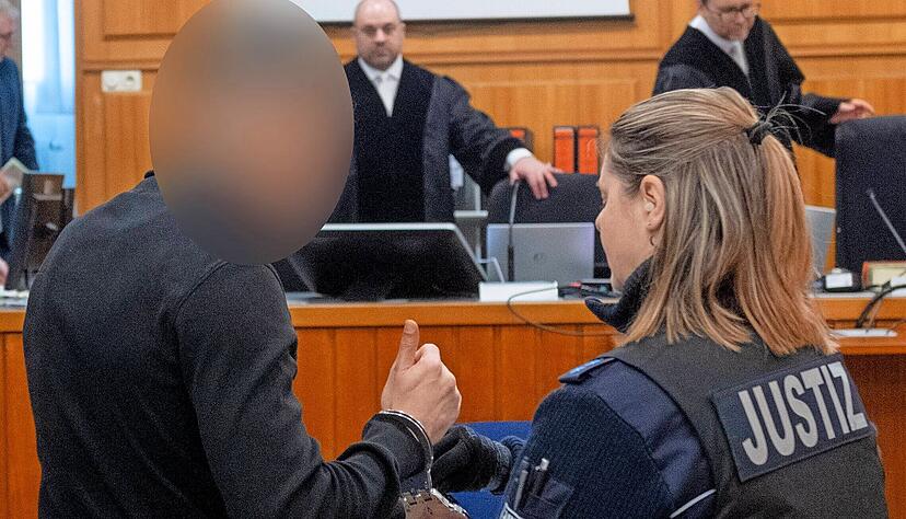 Der Angeklagte im Prozess wegen versuchten Mordes an seiner Exfreundin hat ein langes Vorstrafenregister.