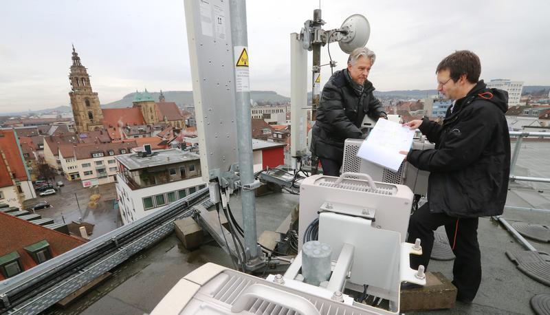 Auf dem Dach der Galeria Kaufhof in Heilbronn inspiziert Oliver Sturm (rechts) mit einem Kollegen die modernisierte Mobilfunkantenne. Bundesweit ist die Telekom Marktführer, im Südwesten hat laut Sturm Vodafone die Nase vorn.
Fotos: Guido Sawatzki Auf dem Dach der Galeria Kaufhof in Heilbronn inspiziert Oliver Sturm (rechts) mit einem Kollegen die modernisierte Mobilfunkantenne. Bundesweit ist die Telekom Marktführer, im Südwesten hat laut Sturm Vodafone die Nase vorn.
Fotos: Guido Sawatzki