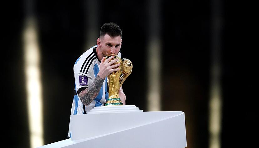 Argentiniens Nationalspieler Lionel Messi k&uuml;sst die WM-Troph&auml;e nach dem Sieg im Endspiel.