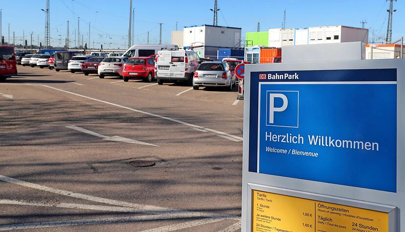 Der Park-and-Ride-Parkplatz am Heilbronner Hauptbahnhof ist gebührenpflichtig, oft parken Pendler in der Region aber kostenlos. Foto: Andreas Veigel