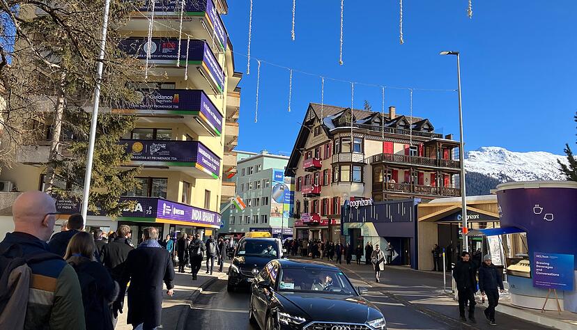 Eindrücke von der Haupteinkaufsmeile in Davos, wo sich viele Unternehmen und Länder in Häusern fürs Weltwirtschaftsforum einmieten und Programme organisieren.