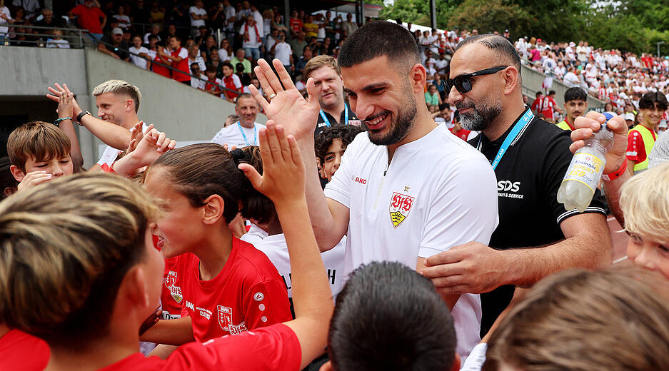 Deniz Undav war ebenfalls vor Ort und bei den Fans heiß begehrt.