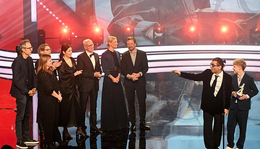 Regisseur Fatih Akin, Schauspieler Jasper Billerbeck mit dem Team der Produktionsfirma bombero international stehen auf der Bühne. Ihr Film «Amrum» wurde als Bester Film ausgezeichnet. Regisseur Fatih Akin, Schauspieler Jasper Billerbeck mit dem Team der Produktionsfirma bombero international stehen auf der Bühne. Ihr Film «Amrum» wurde als Bester Film ausgezeichnet.