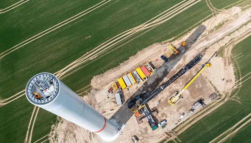Die ersten Turmteile für eine neue Windkraftanlage. Die ersten Turmteile für eine neue Windkraftanlage.