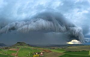 Eine Böenwalze über dem Berg Ipf hat Ziegler bei Bopfingen festgehalten.