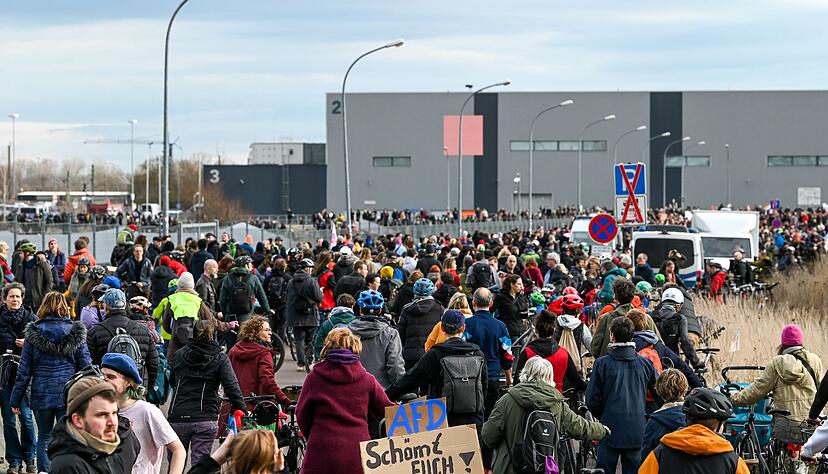 Nach Polizeiangaben versammelten sich an der Messe in Halle etwa 8.000 Gegendemonstranten.