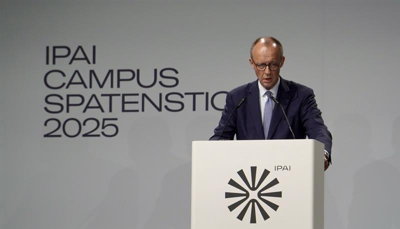 Bundeskanzler Friedrich Merz w&auml;hrend seiner Rede in Heilbronn.