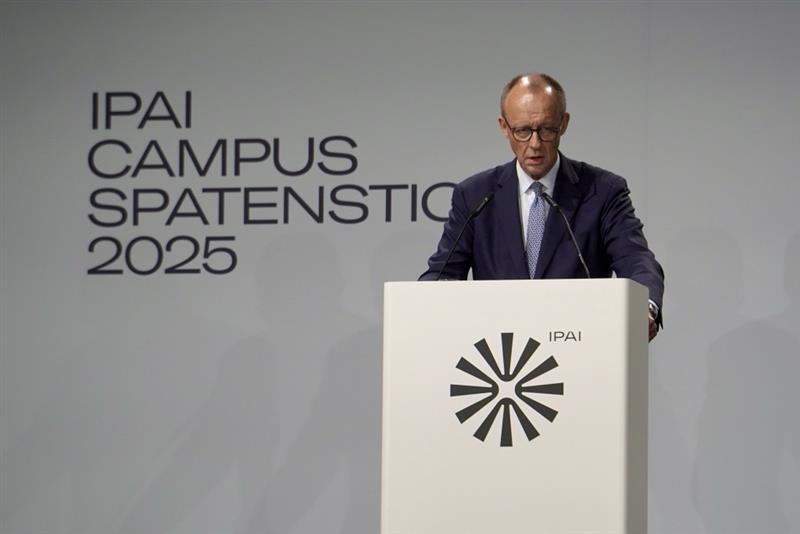 Bundeskanzler Friedrich Merz w&auml;hrend seiner Rede in Heilbronn.