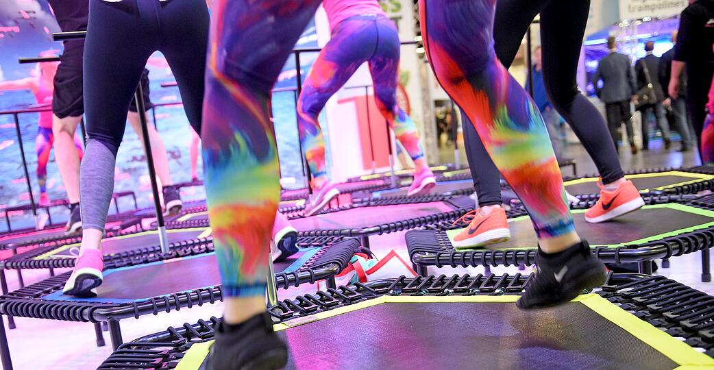 Macht auch Erwachsenen Spa&szlig;: Mini-Trampoline trainieren Herz, Kreislauf und Muskeln.