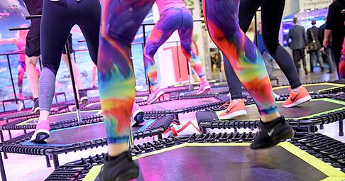 Macht auch Erwachsenen Spa&szlig;: Mini-Trampoline trainieren Herz, Kreislauf und Muskeln.