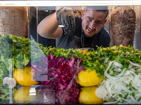 In der Heilbronner Innenstadt hat die etablierte Imbisskette Original Berliner D&ouml;ner wiederer&ouml;ffnet.