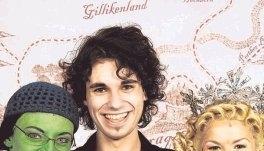 Die Wicked-Hauptdarstellerinnen Elphaba (Willemijn Verkaik/links) und Glinda (Lucy Scherer) sind vom Finalsieger Marco Toth begeistert.Foto: Stage Entertainment