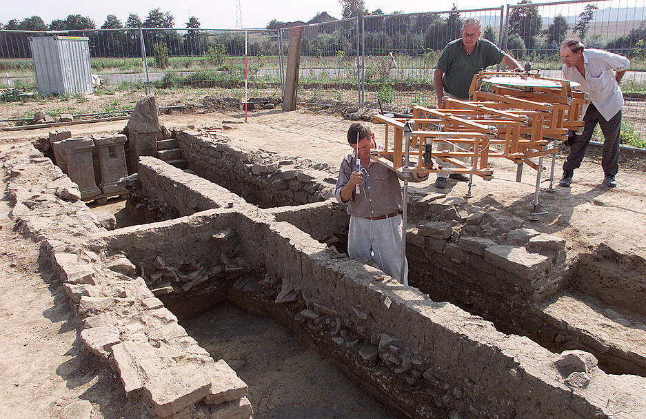 Bei den Ausgrabungen im Jahr 2001 f&ouml;rdert das Landesdenkmalamt unter anderem den Mithras-Tempel zu Tage.