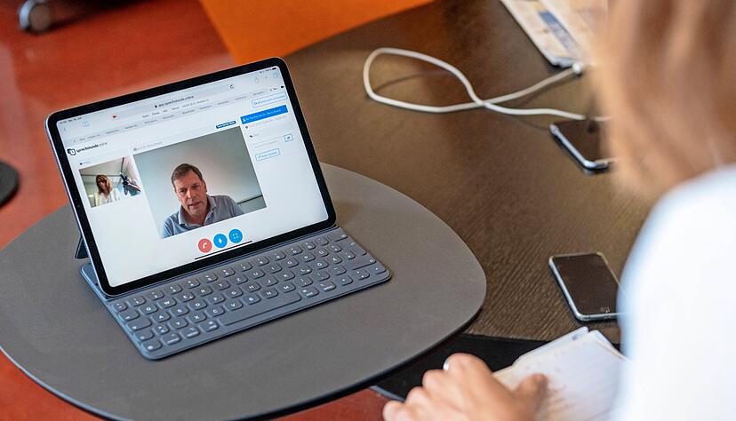 Wie funktioniert die Online-Sprechstunde? Das haben wir ausprobiert und mit einem Video dokumentiert: Die Verletzung der Redakteurin war echt.
 Foto: Christiana Kunz