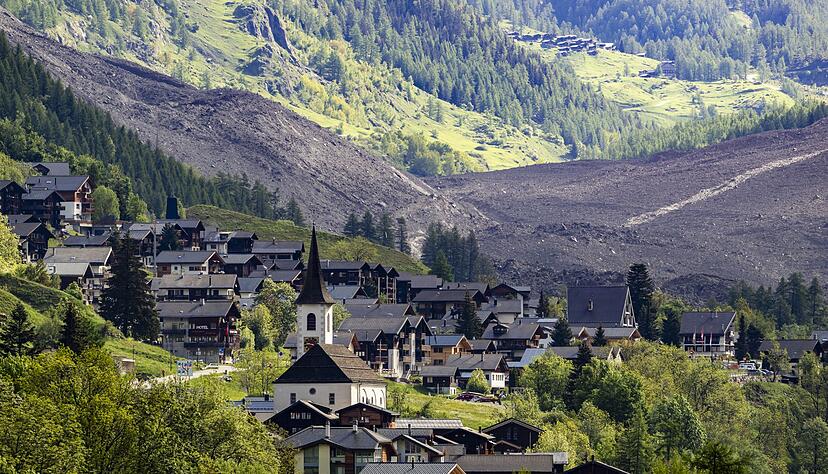 Das Dorf Kippel wurde verschont, dahinter ist die Wüste aus Eis, Schlamm und Fels zu sehen. Das Dorf Kippel wurde verschont, dahinter ist die Wüste aus Eis, Schlamm und Fels zu sehen.