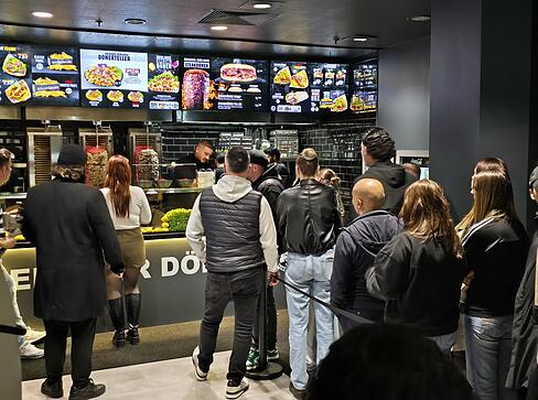 "Original Berliner Döner" feierte am Samstag sein Pre-Opening im Heilbronner Wollhaus. Das lockte zahlreiche Gäste an. "Original Berliner Döner" feierte am Samstag sein Pre-Opening im Heilbronner Wollhaus. Das lockte zahlreiche Gäste an.