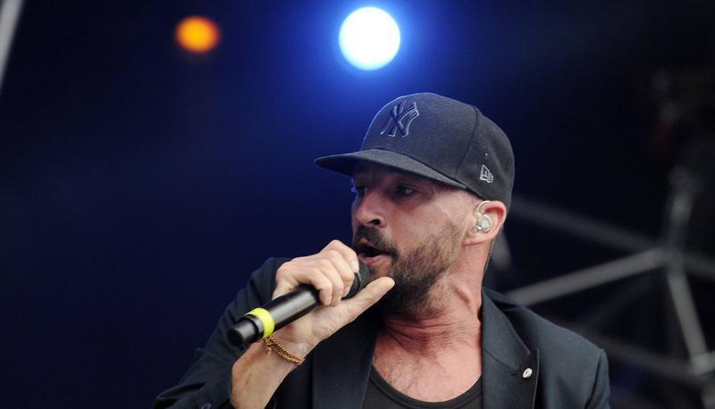 Der einzige deutsche Reggae-Musiker, der in Jamaika anerkannt wird: Gentleman ist längst ein internationaler Reggae-Headliner − hier beim Vieilles Charrues Festival in Frankreich 2013. Mittwochnacht war Gentleman im Hip Island.
Foto: dpa Der einzige deutsche Reggae-Musiker, der in Jamaika anerkannt wird: Gentleman ist längst ein internationaler Reggae-Headliner − hier beim Vieilles Charrues Festival in Frankreich 2013. Mittwochnacht war Gentleman im Hip Island.
Foto: dpa