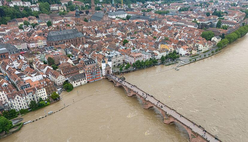 Der Neckar ist auf H&ouml;he der historischen Altstadt und der Alten Br&uuml;cke von Heidelberg bei massivem Hochwasser &uuml;ber die Ufer getreten (Luftaufnahme mit einer Drohne).