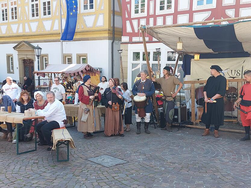 Musiker mit mittelalterlichen Instrumenten untermalen den Markt in M&ouml;ckm&uuml;hl.