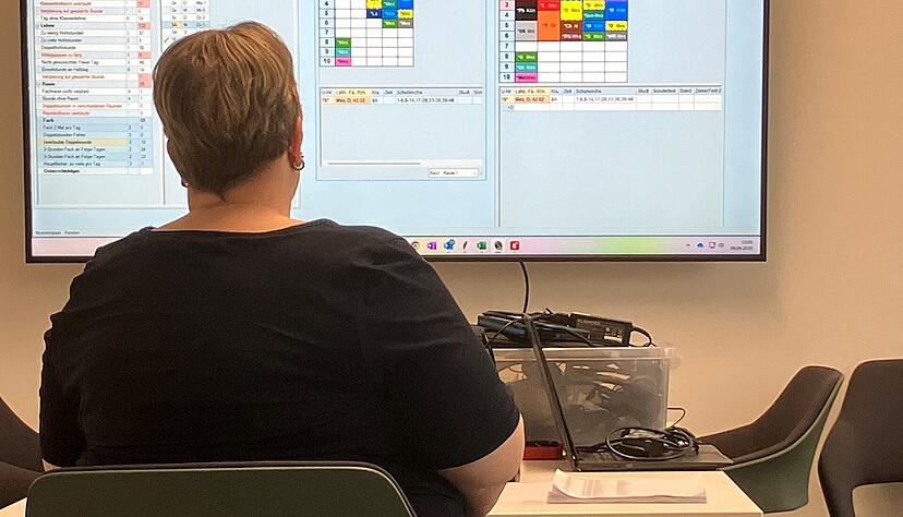 Am großen Computer-Monitor checkt Silke Minkwitz die letzten "Kollisionen" im Stundenplan.