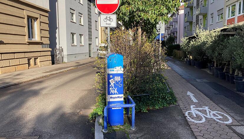 Auf dem Gehweg und auf der Gymnasiumstraße dürfen Radfahrer laut Beschilderung fahren. Auf dem Gehweg und auf der Gymnasiumstraße dürfen Radfahrer laut Beschilderung fahren.