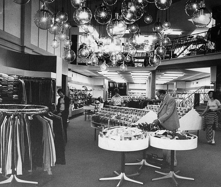 Modehaus Barthel bietet ein großes Angebot an Herren- und Damenbekleidung, Miederwaren, Strümpfe, Kinderbekleidung, Strickwaren und Accessoires. Aufnahme aus dem Jahr 1975.