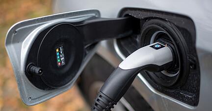 Ein Elektroauto wird an einer Lades&auml;ule aufgeladen.