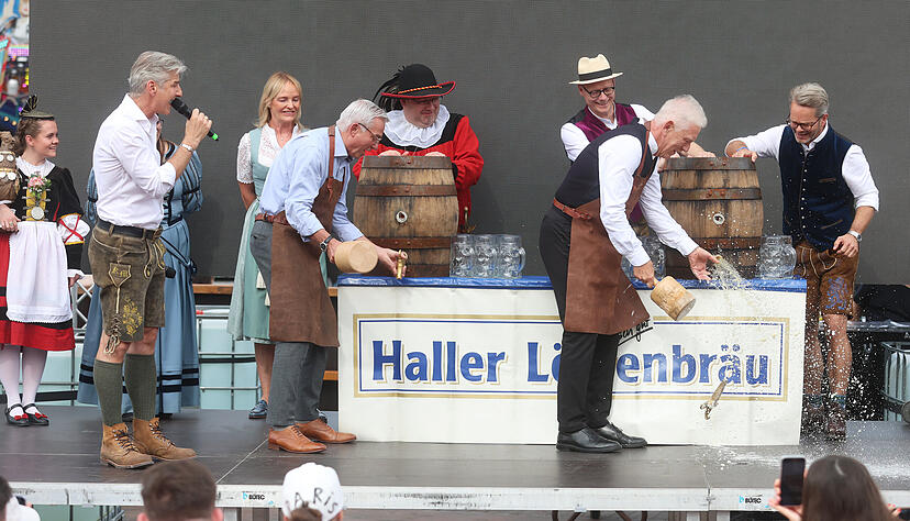 Fassanstich erstmals mit zwei Fässern: Oberbürgermeister Harry Mergel (rechts) und der baden-württembergische Innenminister Thomas Strobl greifen zum Hammer. Festwirt Karl Maier (links) moderiert den Volksfest-Auftakt im Biergarten. Fassanstich erstmals mit zwei Fässern: Oberbürgermeister Harry Mergel (rechts) und der baden-württembergische Innenminister Thomas Strobl greifen zum Hammer. Festwirt Karl Maier (links) moderiert den Volksfest-Auftakt im Biergarten.