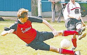 Thomas Csaszar (vorne): Voller Einsatz − früher als aktiver Fußballer und heute als Läufer auf der Halbmarathon-Strecke.
Foto: Marc Schmerbeck Thomas Csaszar (vorne): Voller Einsatz − früher als aktiver Fußballer und heute als Läufer auf der Halbmarathon-Strecke.
Foto: Marc Schmerbeck