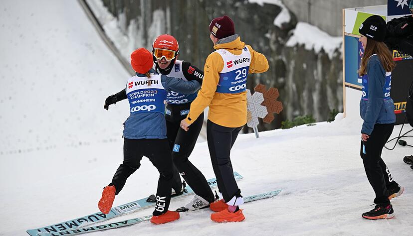 Selina Freitag wird von ihren Teamkolleginnen gefeiert.
