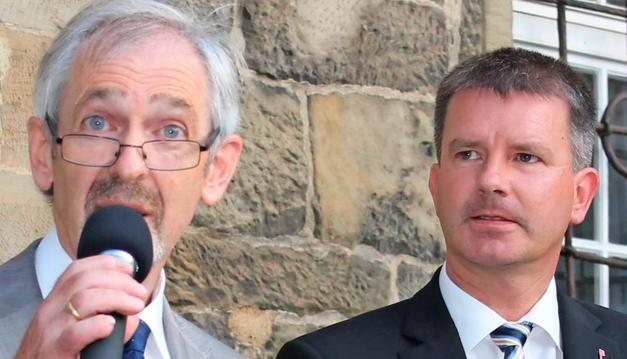 Thilo Michler (rechts) wirkte angespannt, als Erich Herrmann vom Wahlausschuss das Ergebnis der Oberbürgermeisterwahl verkündet. Foto: Peter Hohl
