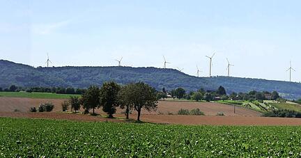 Nicht fünf − aber auch nicht neun: Der Windpark, mit dessen Bau voraussichtlich ab Oktober begonnen werden soll, wird aus sieben Anlagen bestehen. Nicht fünf − aber auch nicht neun: Der Windpark, mit dessen Bau voraussichtlich ab Oktober begonnen werden soll, wird aus sieben Anlagen bestehen.