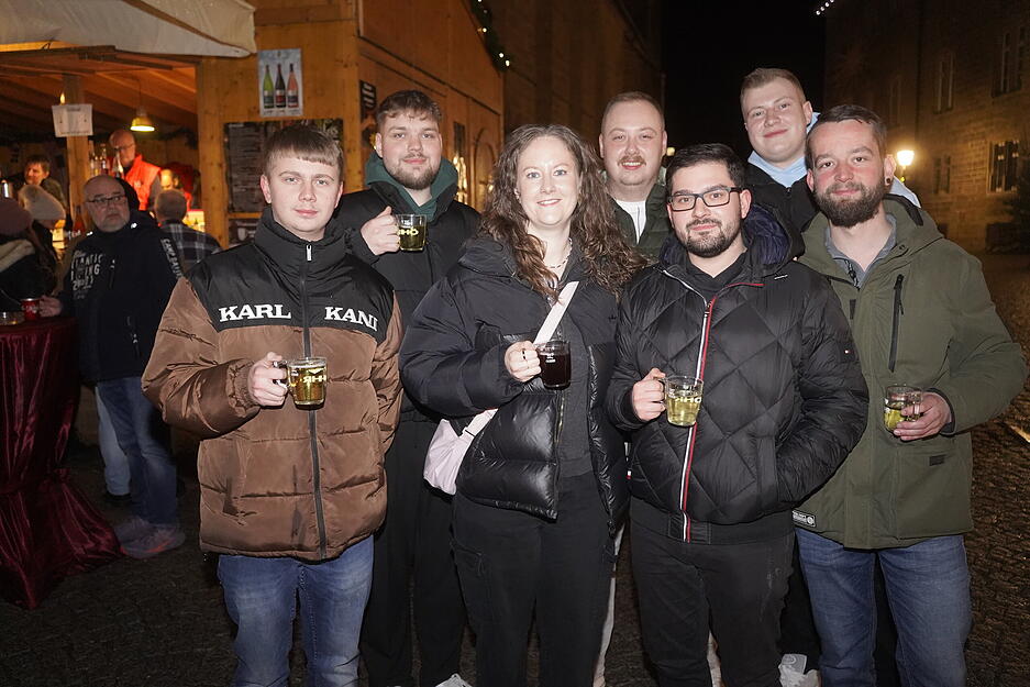 Wie beim Weihnachtsmarkt können die Besucher sich auch beim "Winterzauber" mit Glühwein wärmen. Wie beim Weihnachtsmarkt können die Besucher sich auch beim "Winterzauber" mit Glühwein wärmen.