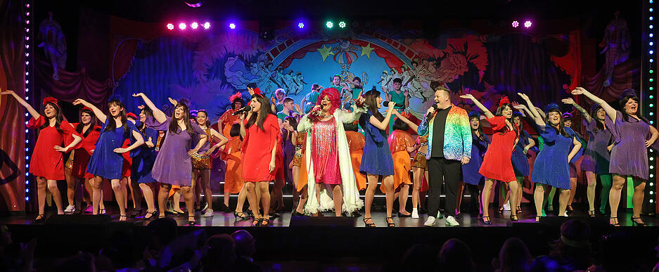 K&uuml;nstlerisch gestaltete Kulissen schaffen eine besondere Atmosph&auml;re.