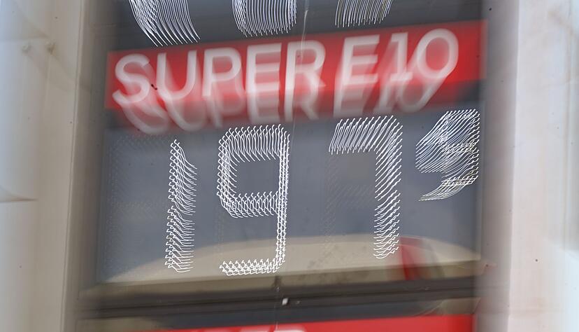 Vereinzelt lassen sich Spritpreise unter 2 Euro bereits finden - noch sind sie aber die Ausnahme. (Archivbild)