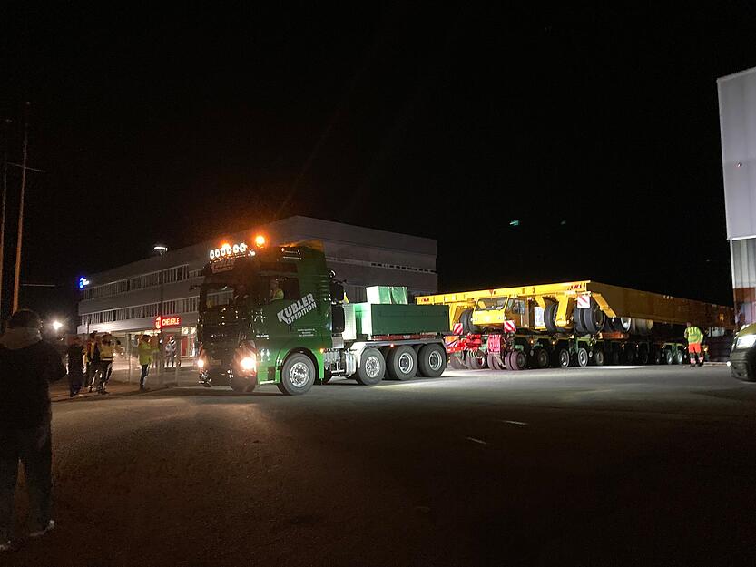 25 Meter lang und acht Meter breit sind die zwei Schiffssektionstransporter jeweils.