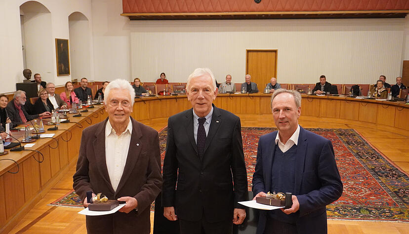 Grauliert den Geehrten Wolf Theilacker (links) und Andreas Heinrich (rechts): Heilbronns Oberbürgermeister Harry Mergel zeichnet die langjährigen Stadträte aus. Foto: privat Grauliert den Geehrten Wolf Theilacker (links) und Andreas Heinrich (rechts): Heilbronns Oberbürgermeister Harry Mergel zeichnet die langjährigen Stadträte aus. Foto: privat