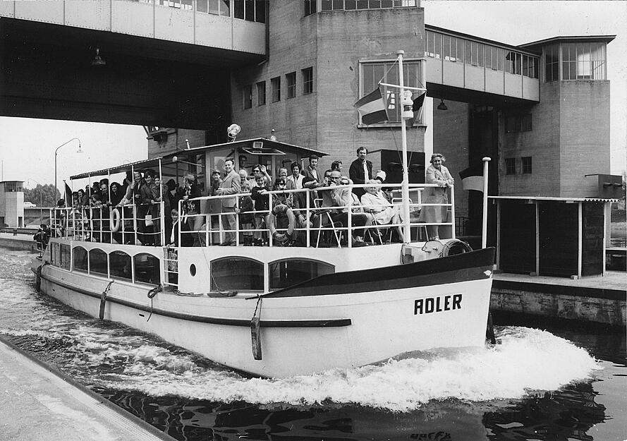 400 Heilbronner unternehmen eine Hafenrundfahrt auf der Adler.  Aufnahme von 1971.