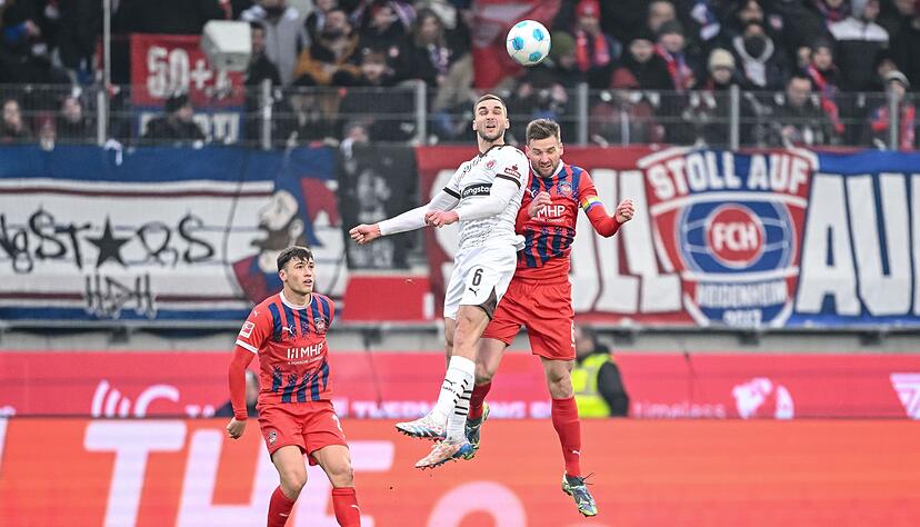 Ob in der Luft oder auf dem Rasen: Heidenheim und St. Pauli lieferten sich ein umk&auml;mpftes Duell.