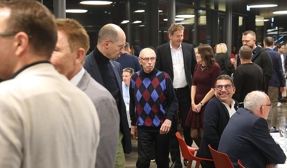 Gäste genießen ein stimmungsvolles Event mit Impulsen aus Sport und Kultur. Gäste genießen ein stimmungsvolles Event mit Impulsen aus Sport und Kultur.