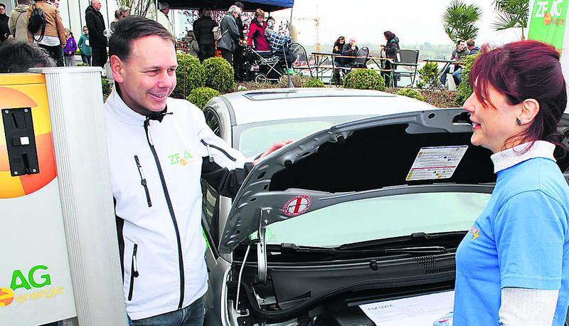 Michael Kniele von der Zeag informiert, wie die Zukunft der Elektromobilit&auml;t aussieht. Er zeigt aber auch, wie man Energie einsparen kann.
Fotos: Rolf Muth