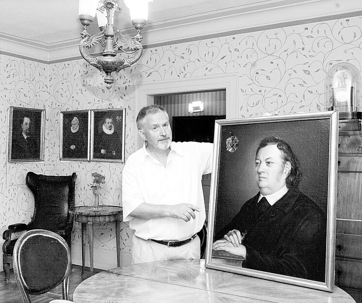 Der Stadtarchivar und Kernerexperte Hans Göbbel zeigt das Portrait, das Ottavio d’Albuzzi von Justinus Kerner im Jahr 1850 mit der Maultrommel und dem Kernerwappen gemalt hat. Aufnahme aus dem Jahr 2003. Der Stadtarchivar und Kernerexperte Hans Göbbel zeigt das Portrait, das Ottavio d’Albuzzi von Justinus Kerner im Jahr 1850 mit der Maultrommel und dem Kernerwappen gemalt hat. Aufnahme aus dem Jahr 2003.