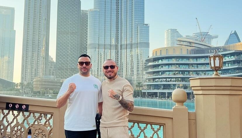 Promoter Karim Akka (links) mit Slawa Spomer vor dem Burj Khalifa in Dubai.